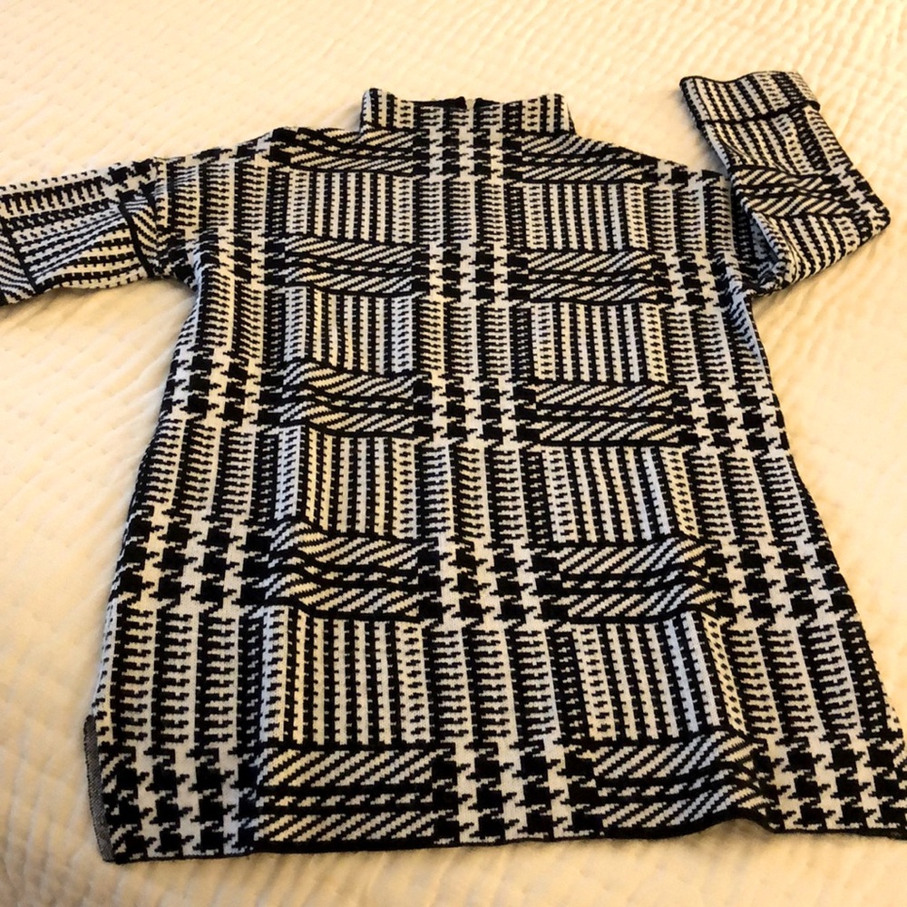 Max Studio sweater with great glen plaid design!